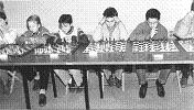 Primi passi sulla scacchiera per il prossimo campione veneto cadetti Gianni Giacomelli (a destra); al suo fianco Enrico Fontana, Mirco Bottega e Stefano De Stefani